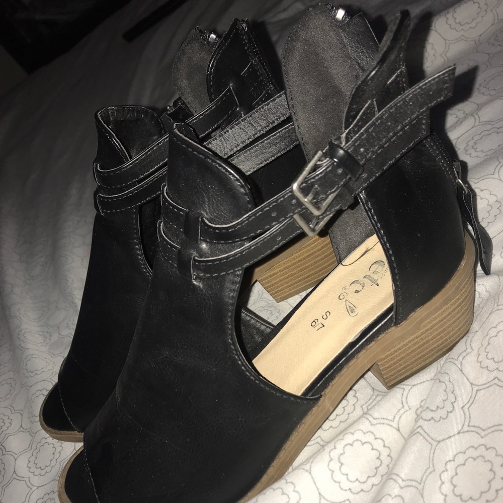 Black open toed shoes